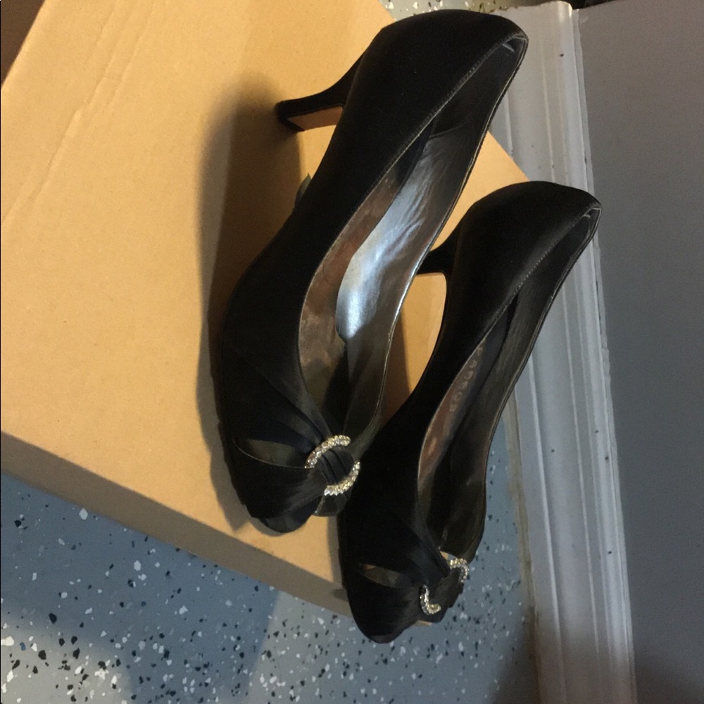 Simply yet elegant small heeled high heels